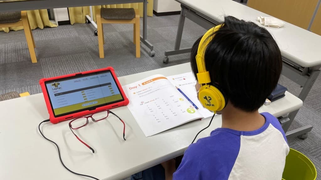 小学生がヘッドフォンで自立学習をしている