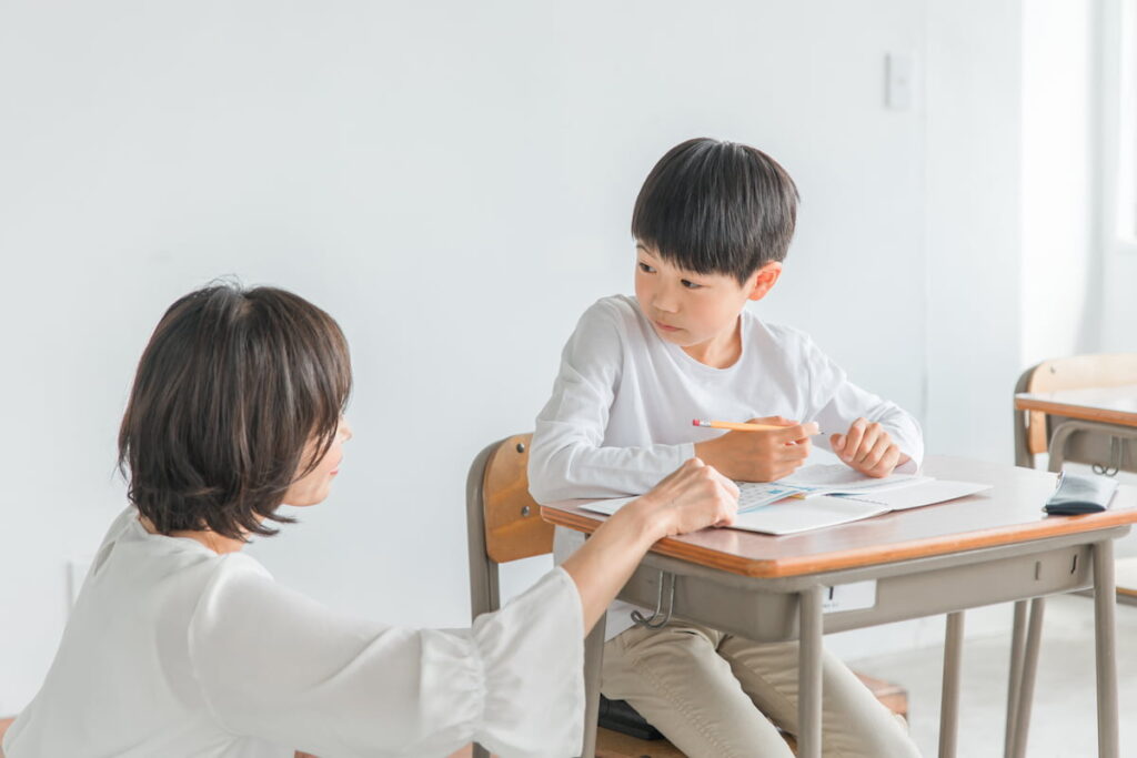 先生に指導してもらっている子ども