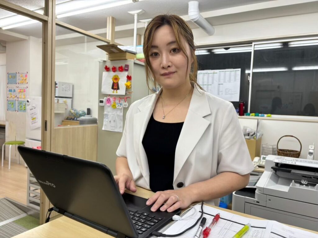 モコプラの正社員がパソコン作業している