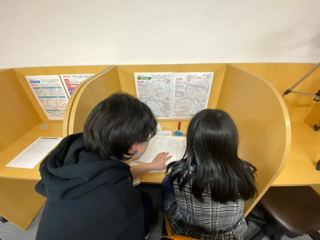 モコプラのアルバイトが子どもに勉強を教えている様子