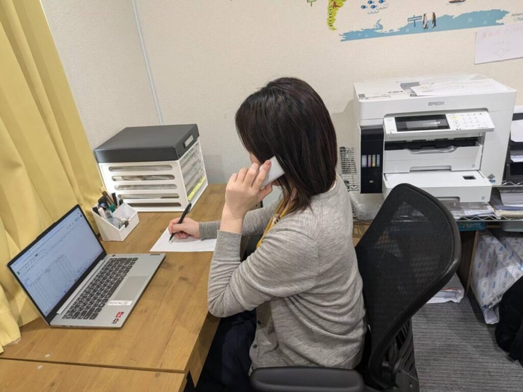 スタッフがオフィスでパソコンを使い事務作業をしている様子