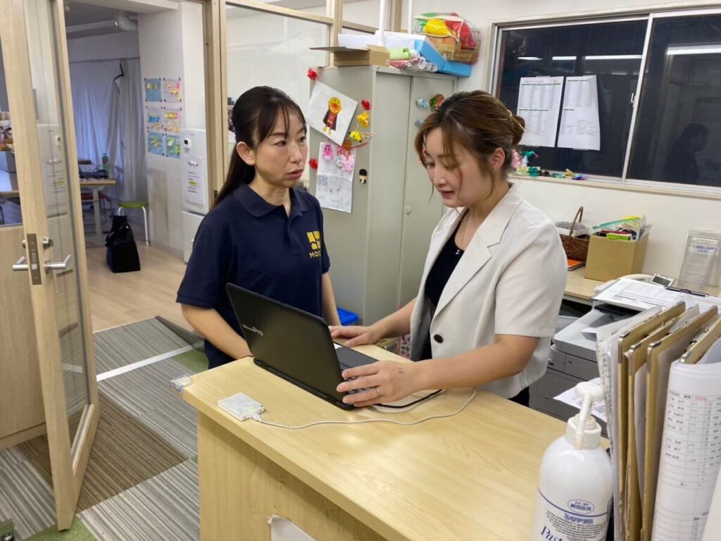 MOCOPLAスタッフ同士が受付で話している様子