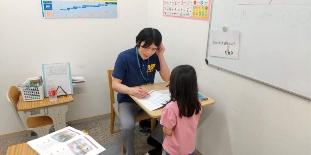 講師が小学生の児童に個別で学習指導をしている様子