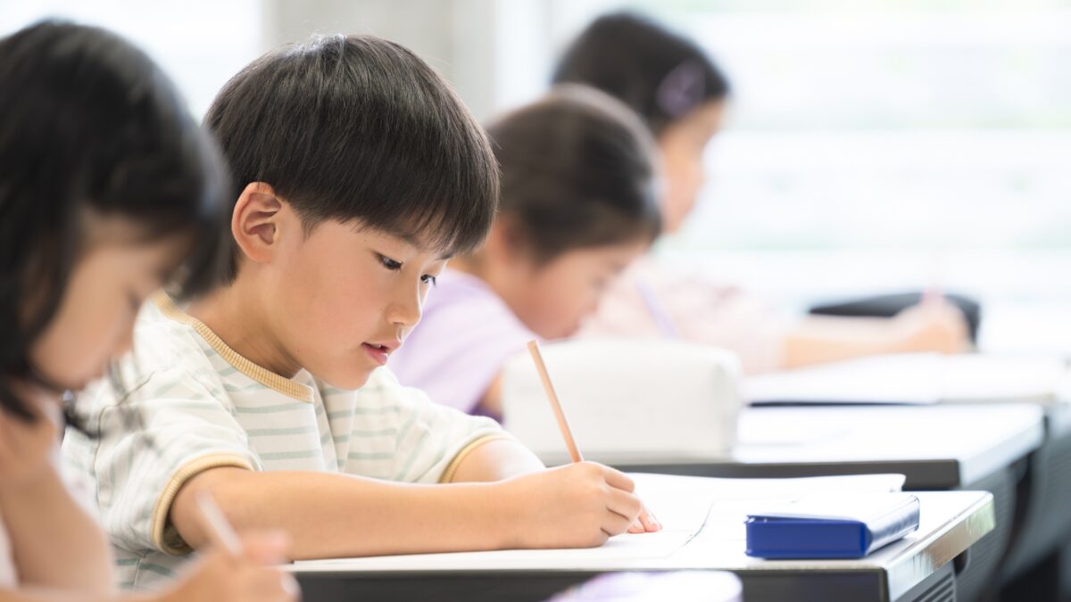 小学生がノートに文字を書いている