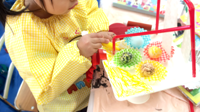 絵を描いている子ども