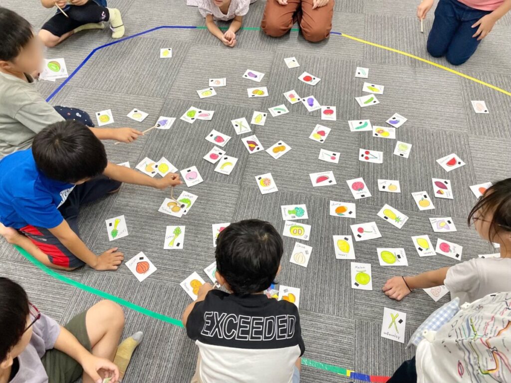 民間学童クラブモコプラ八幡山教室のEnglishアクティビティ