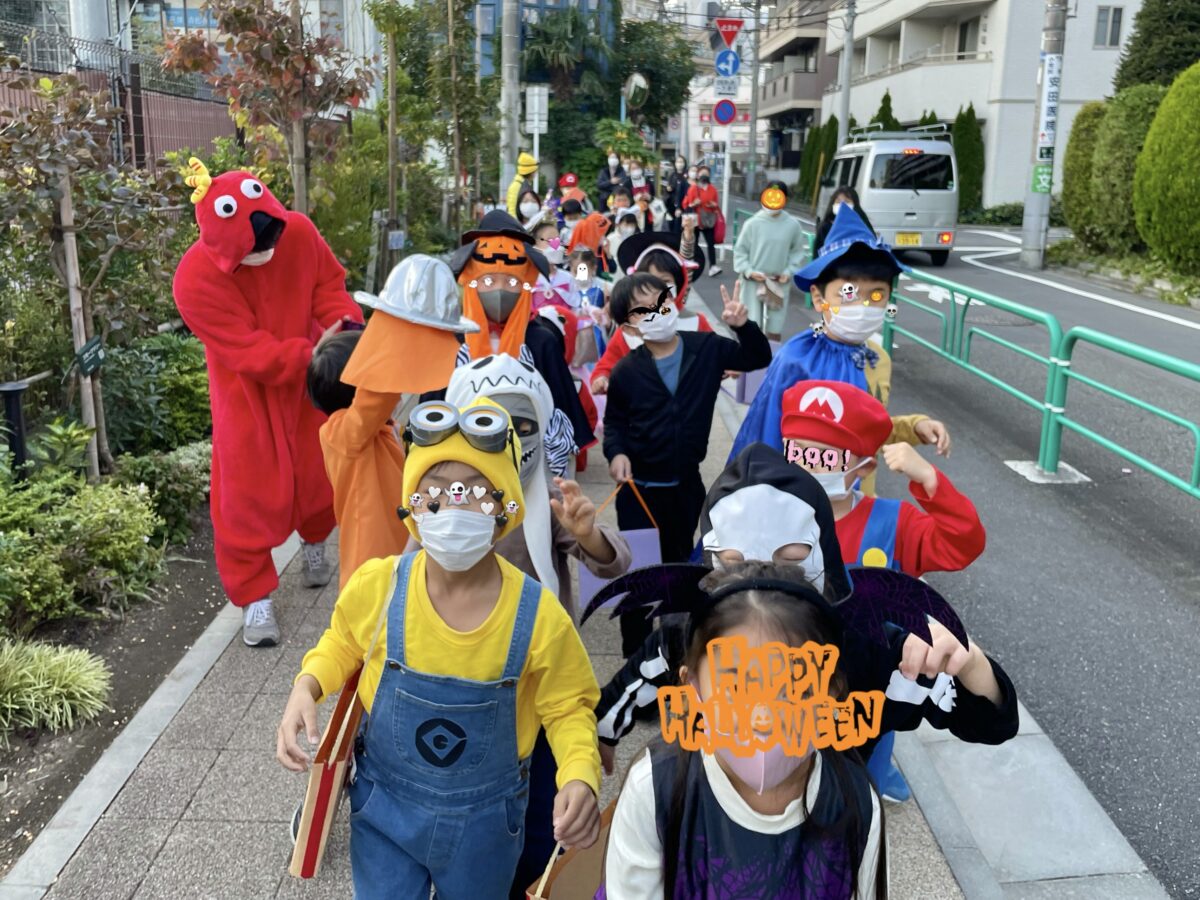 ハロウィンの格好で街を歩く子ども達