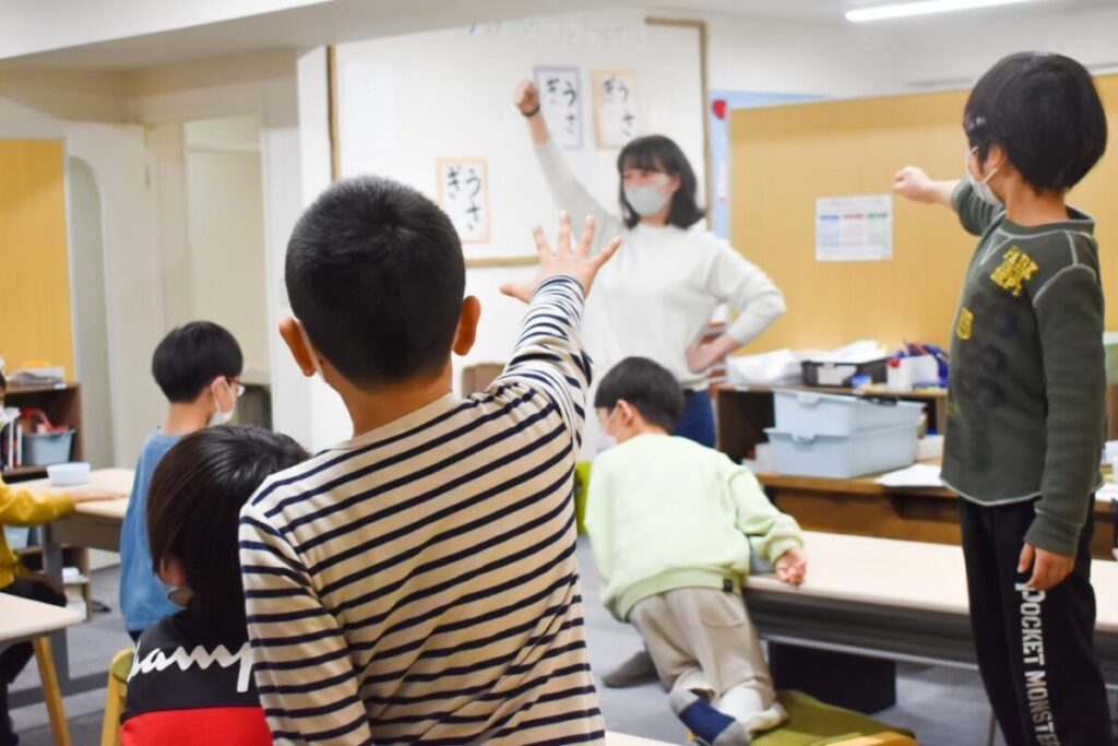 じゃんけんをする先生と生徒