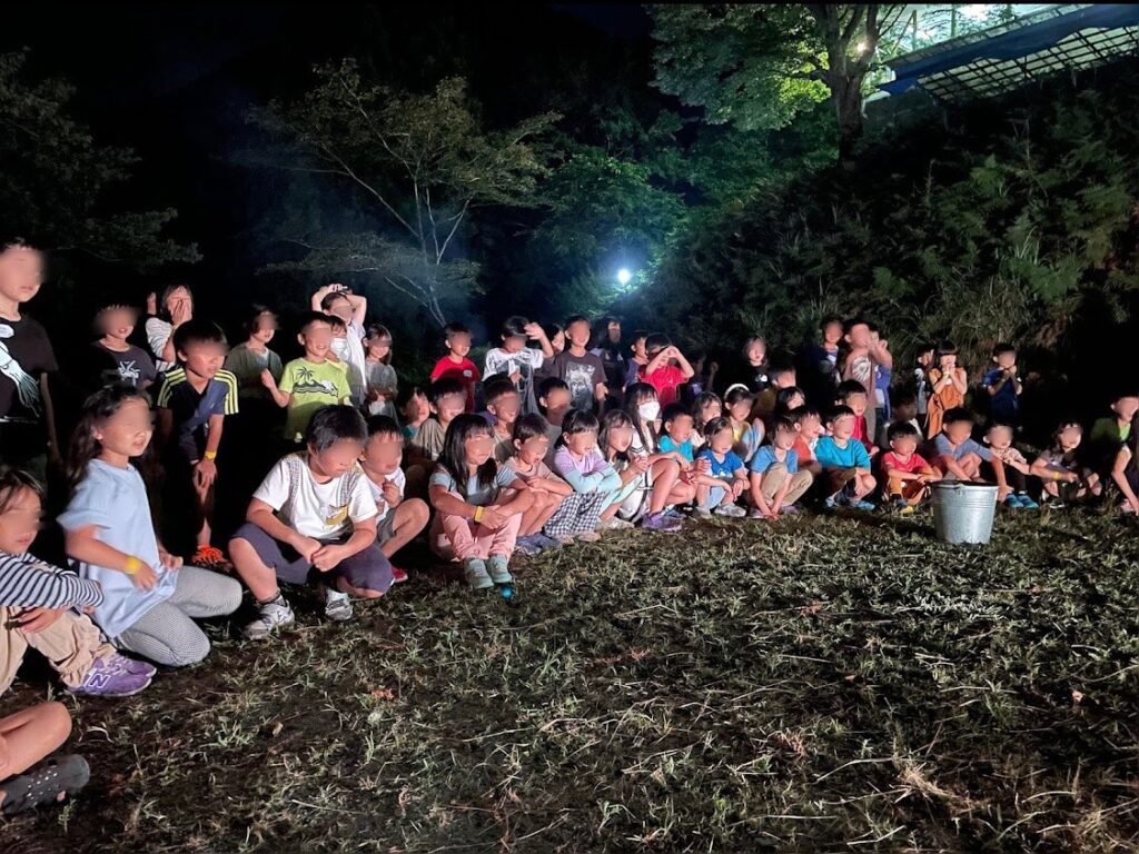 サマーキャンプにあつまるこども