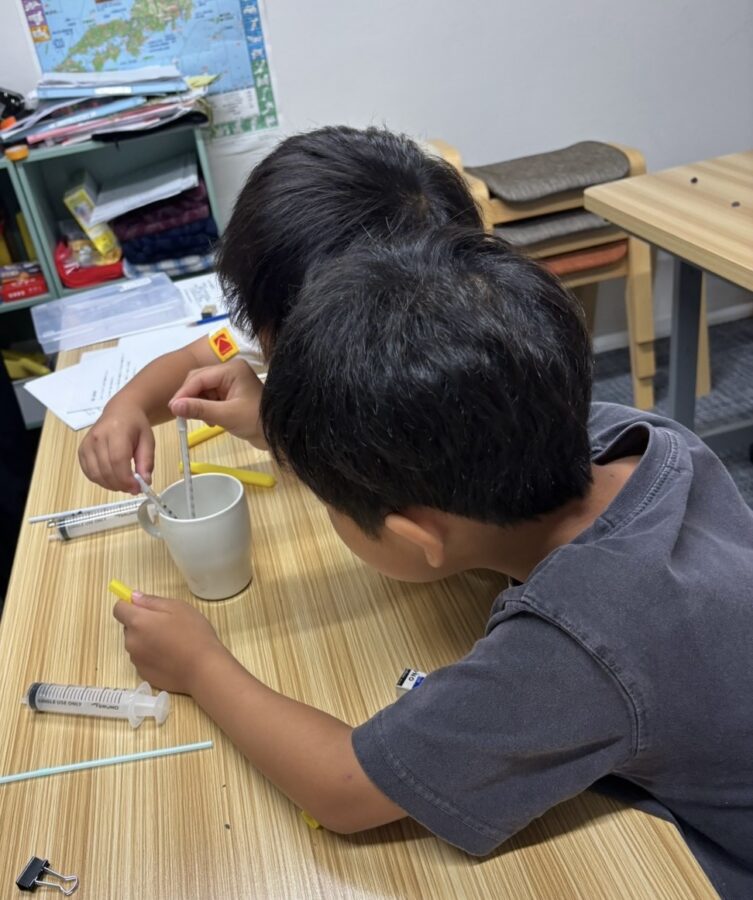子どもたちが理科実験している