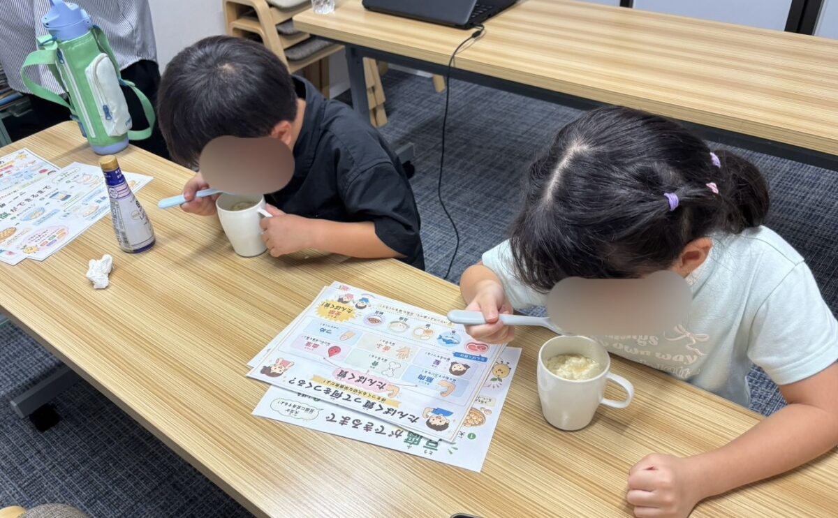 子供たちが作った豆腐を食べる様子