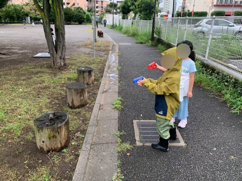 子どもたちが水鉄砲で遊んでいる様子