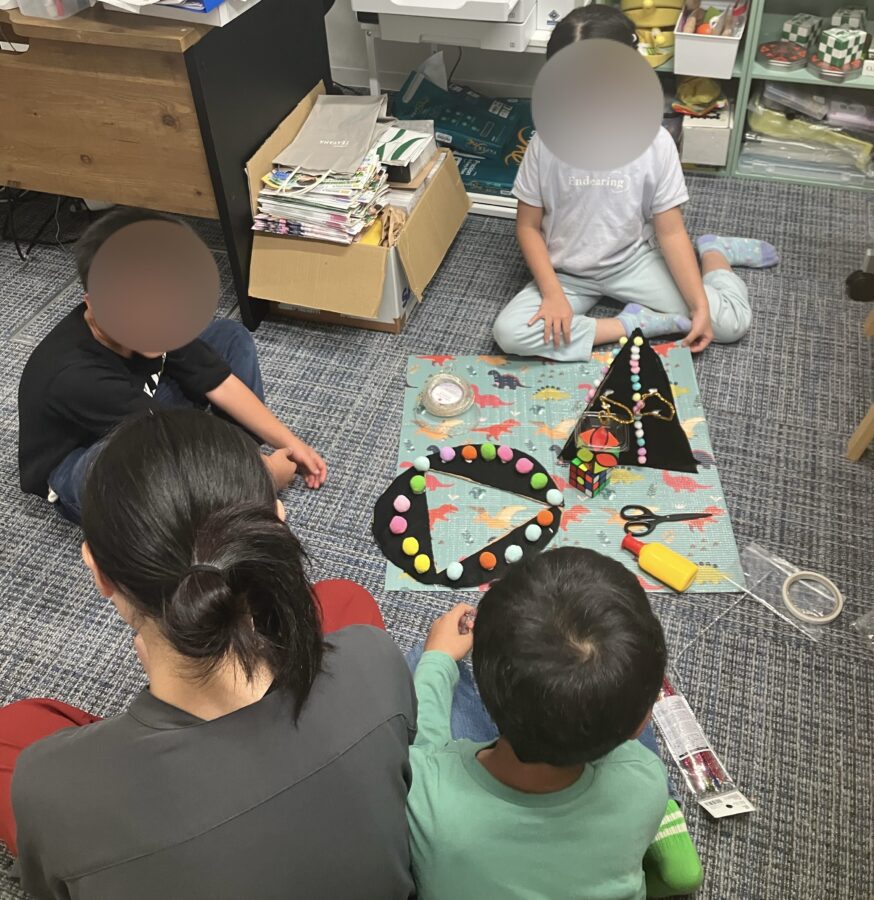 こどもたちが円になり、話し合う様子