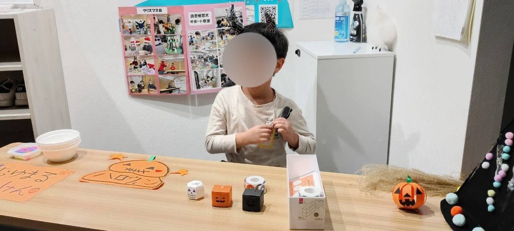 こどもが仮装をして案内している様子